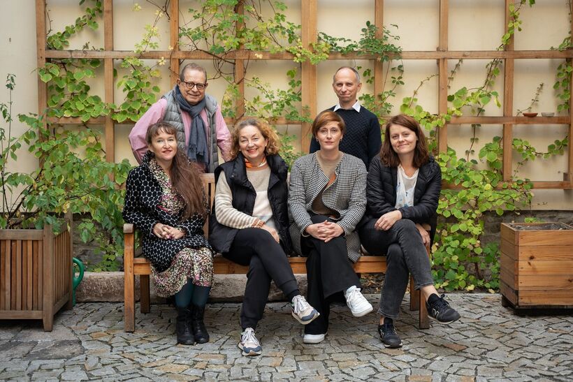 V týmu Nadačního fondu pro taneční kariéru (nahoře zleva Zdeněk Prokeš, Roman Vašek; dole Jana Bohutínská, Jana Návratová, Aneta Brejchová, Petra Knížková).